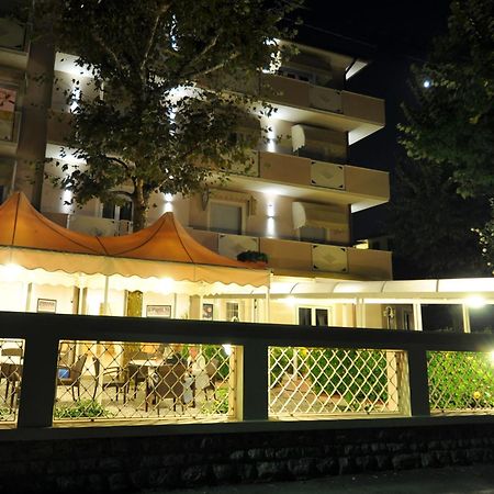 Hotel Azzurra 마리아나디피에트라산타 외부 사진