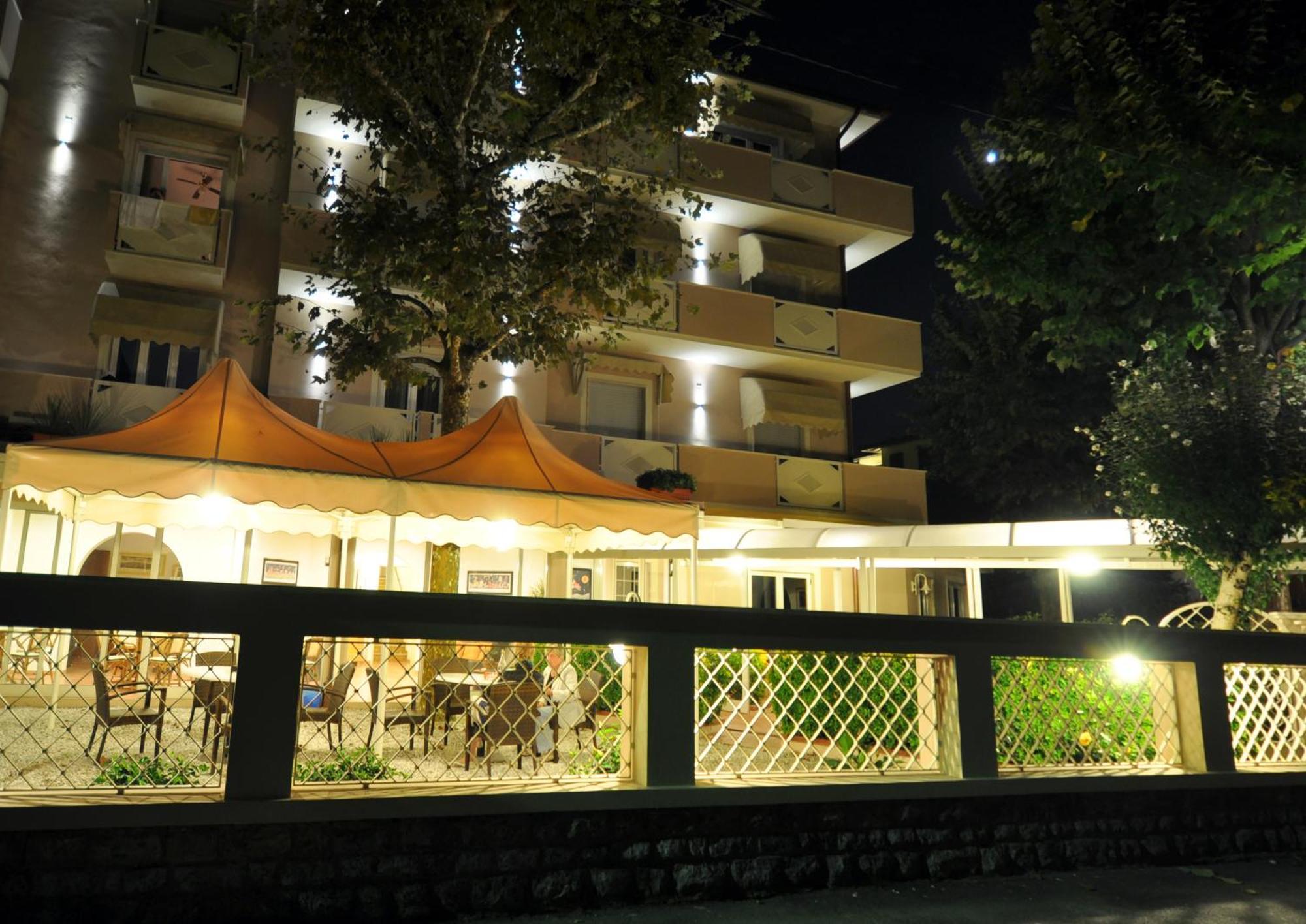 Hotel Azzurra 마리아나디피에트라산타 외부 사진