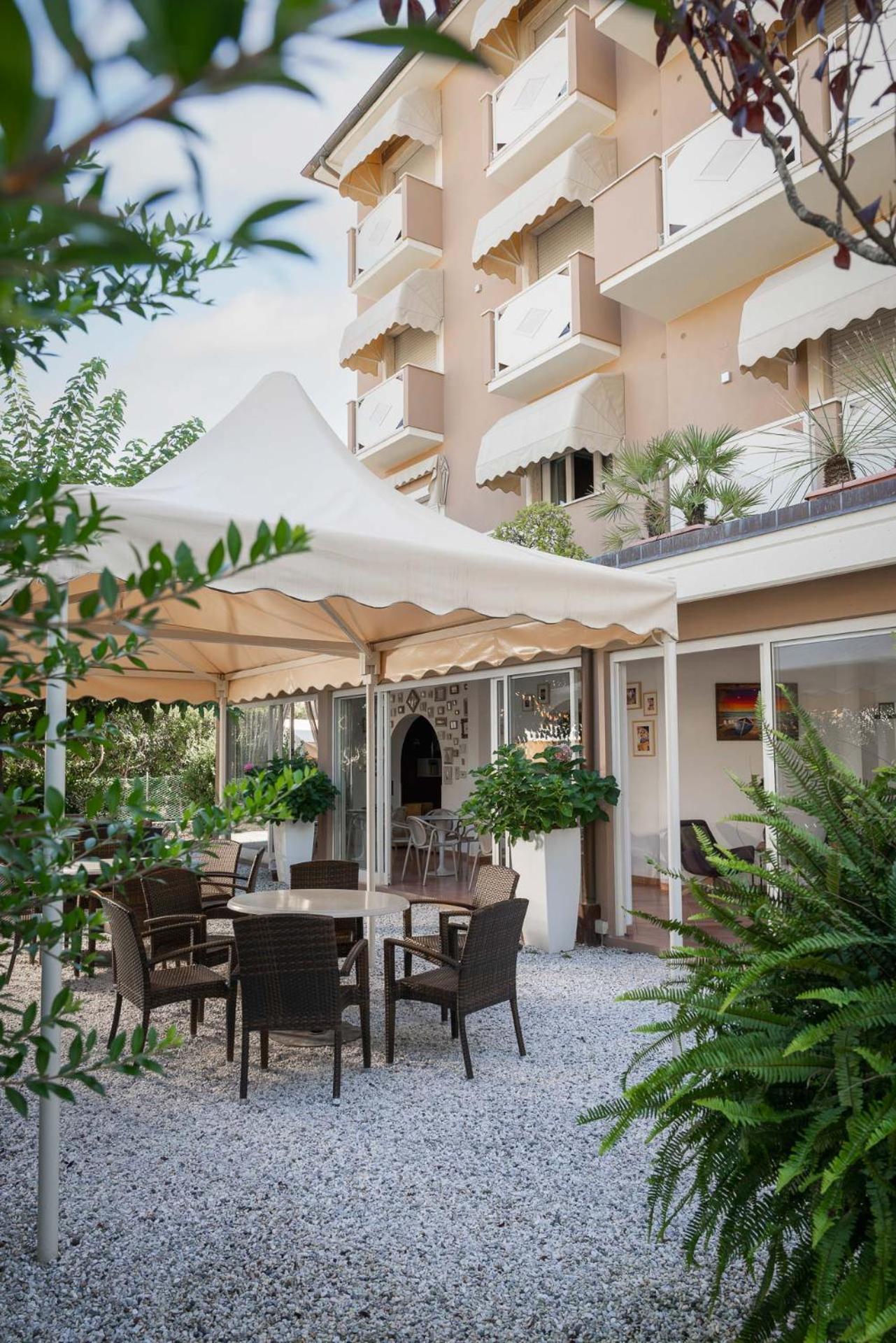 Hotel Azzurra 마리아나디피에트라산타 외부 사진